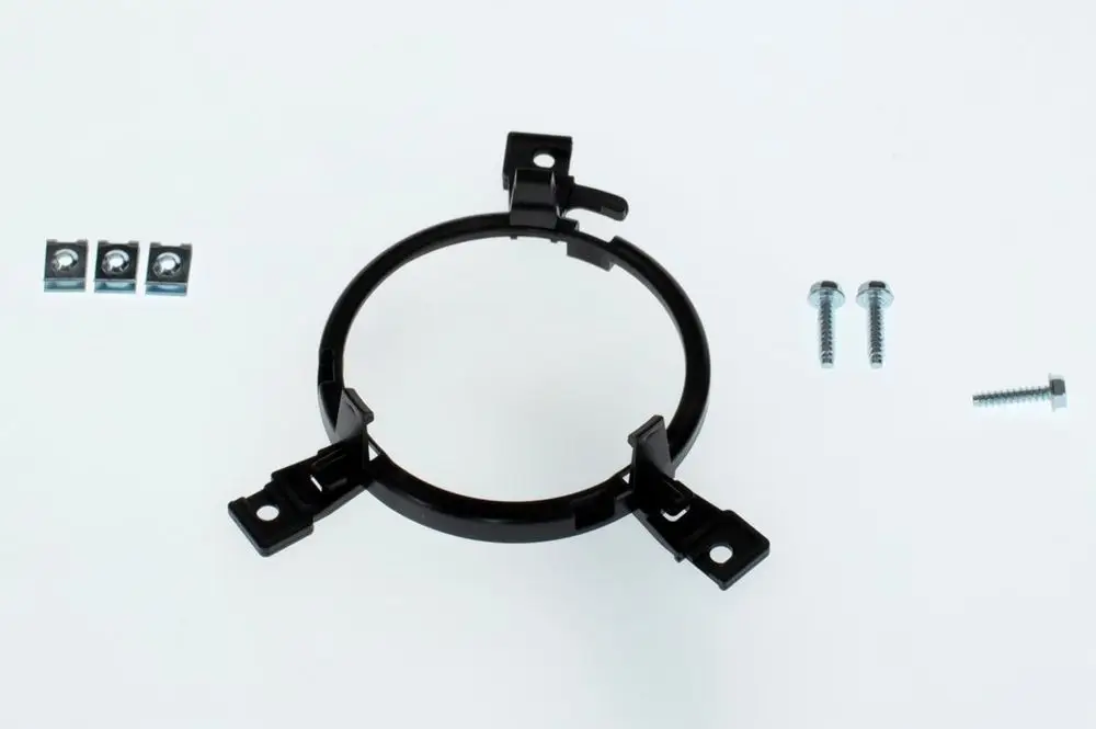 Schwarzer Halter mit drei Montageteilen und Schrauben, geeignet zur Befestigung eines Abgasrohrs, hergestellt von Bosch.